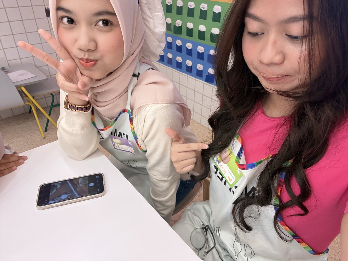 claudyies's tweet photo. BAKINGGG CLASS WITH MY BFF. edisi merelaxkan pikiran sblm kembali hantam soal2 utbk lgii. PLSSS LIKE N KOMEN KARENA INI GEMECCC BETTTT. https://t.co/wQbi0rah9h
