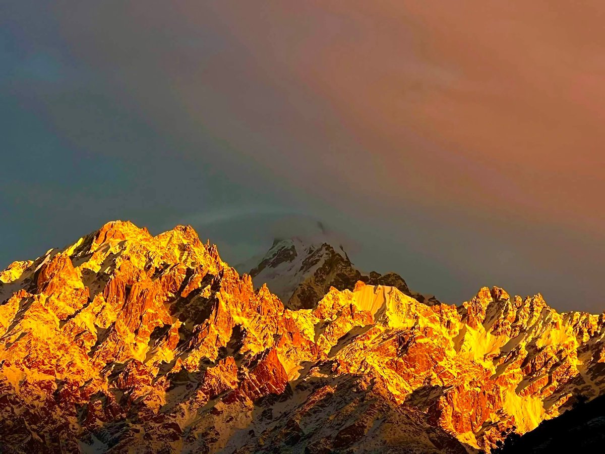 The_North_Blood's tweet photo. Golden hour, mountains Karakoram. 🏔️🌅
Lost in the beauty of Haramosh’s sunset.

#HaramoshPeak #Kutwal #Khaltaro #Gilgit #Karakoram https://t.co/TugMDPQk3Z