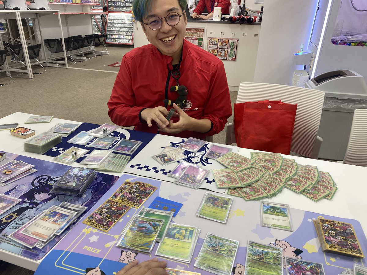 870870's tweet photo. ハレツーKaitoさん(@SCKaito2 )開封会イベントに参加〜‼️
５パックでメガダークライSRとごうかいボム💣SRぶち抜きは気持ちええ…🤦‍♀️💕
ん？他所の会場ではSAR出てるのにどうして…🥹💦←
２面打ちでの対戦も楽しかった〜✨山札引き切って、手札32枚でのハンドパワー…😇😇😇 https://t.co/ETKV96D7U0