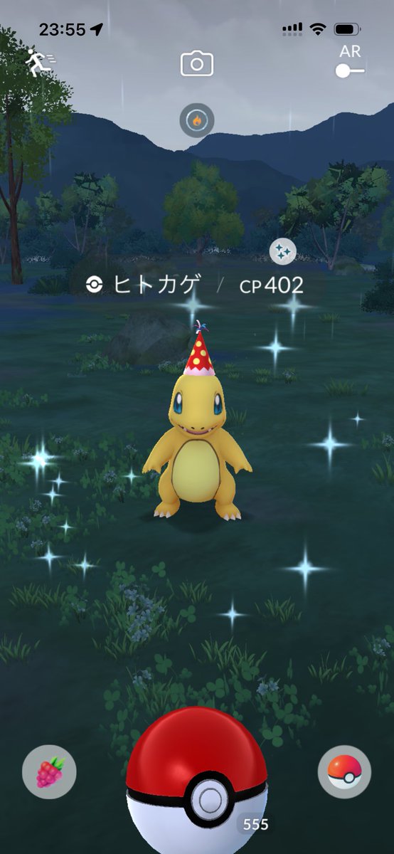 06pokemon05's tweet photo. リワードからヒトカゲ光った〜✨
背景パーティー帽色違いはレアなのでは…！？
#ポケモンGO https://t.co/GnjqNSaifv