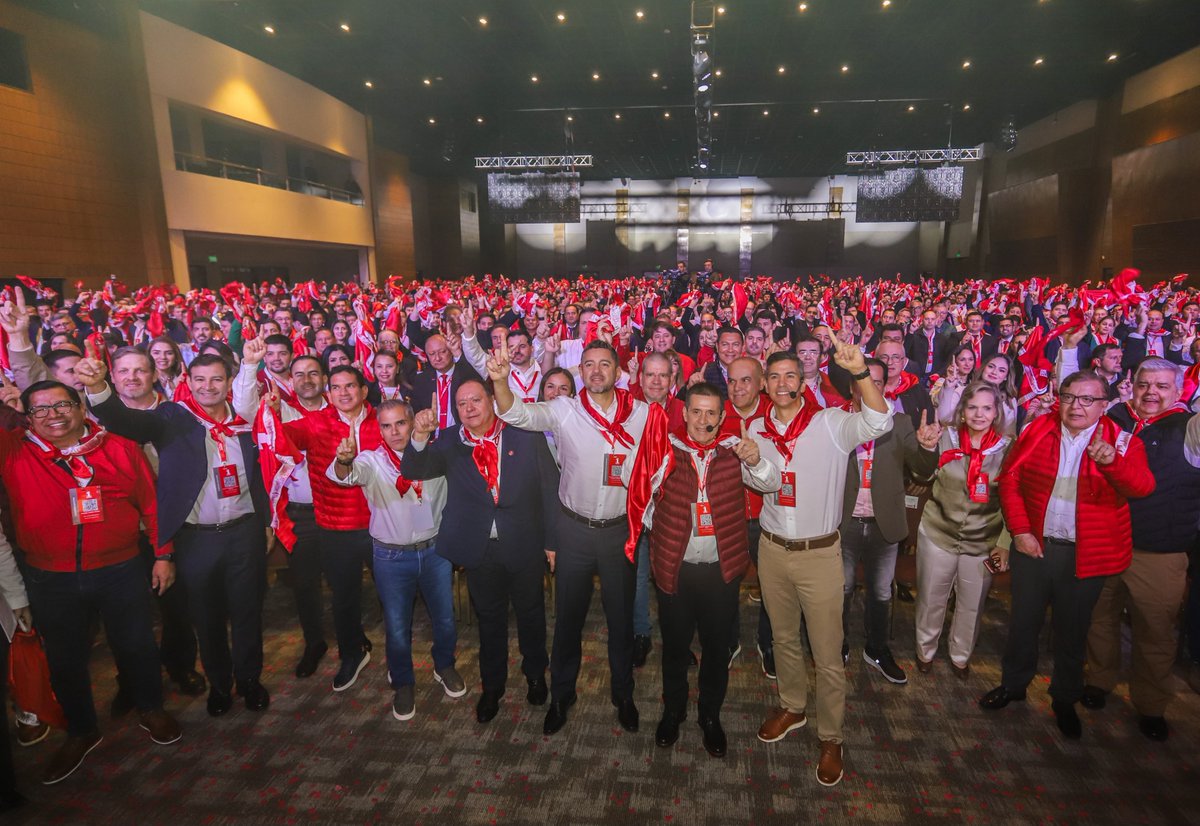 Horacio_Cartes's tweet photo. Hoy no solo presentamos candidatos. Demostramos que la ANR es un Partido que compite y que, cuando llega el momento, vuelve a caminar unido detrás de un mismo objetivo: servir. Esa es nuestra mayor fortaleza. Esa es la fuerza de la Lista 1. Somos un Partido al servicio delpaís. https://t.co/Sj2j1Ya4ar