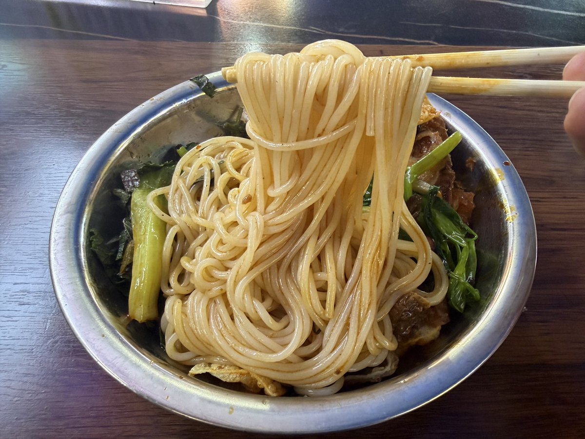 Vance9578's tweet photo. 讲了两个多小时的PPT，把螺狮粉给我的能量消耗完了，再吃个宵夜应该不过分吧！ https://t.co/OpVthYlvcr