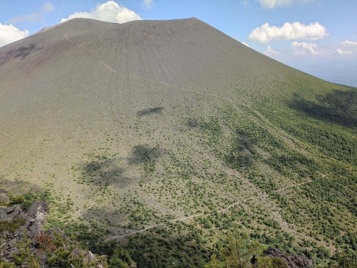 kerela9ma's tweet photo. 車坂峠〜草すべり〜前掛山〜Jバンドを周回。午前中はガス多めで前掛山の稜線は爆風でした… https://t.co/dJvL8MITdR