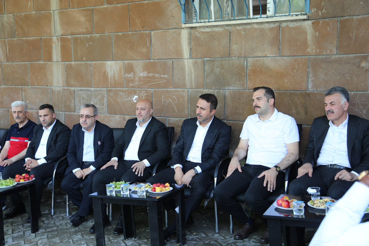ak_merkezilce's tweet photo. Milletvekilimiz Sn. Turan Bedirhanoğlu, İl Başkanımız Sn. Engin Günceoğlu ve Merkez İlçe Başkanımız Sn. Turgay Kurtkan ile birlikte Güroymak Yamaç Köyü'nü ziyaret ederek kıymetli hemşehrilerimizle bir araya geldik.

Gönül gönüle gerçekleştirdiğimiz bu buluşmada vatandaşlarımızın talep ve önerilerini dinledik, hasbihal ettik. Samimi misafirperverlikleri ve içten sohbetleri için Yamaç Köyü sakinlerine teşekkür ediyor, birlik ve beraberlik içerisinde Bitlis'imiz için çalışmaya devam edeceğimizi ifade ediyoruz.
@T_Bedirhanoglu @EnginGunceoglu @Ntanglay