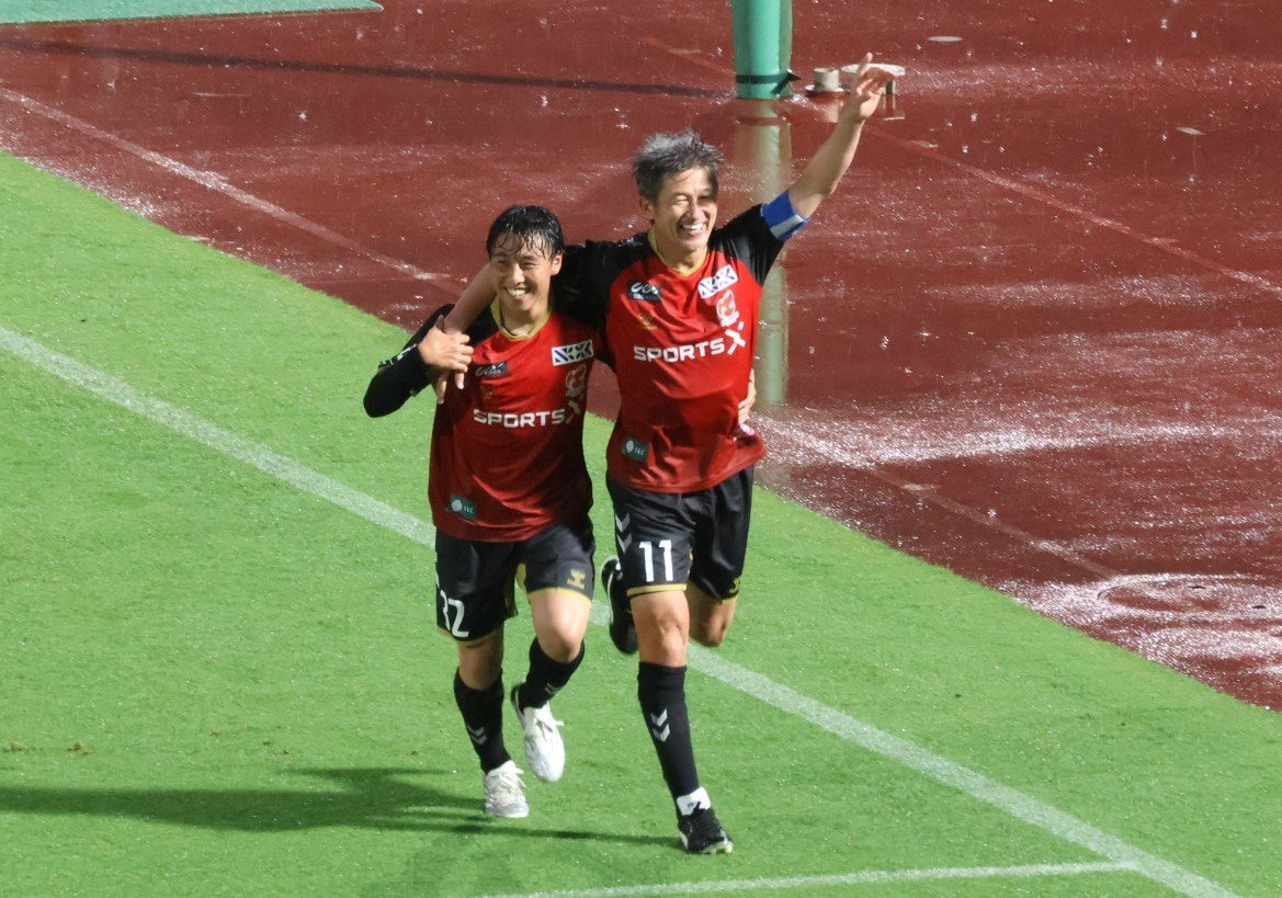 haruto0413's tweet photo. カズさん福島ユナイテッド初ゴール！
チームもスタジアムも大歓喜の、本当に素敵な瞬間に出会えました🔴⚫️
#福島ユナイテッド 
#三浦知良 https://t.co/q3uNFohcQQ