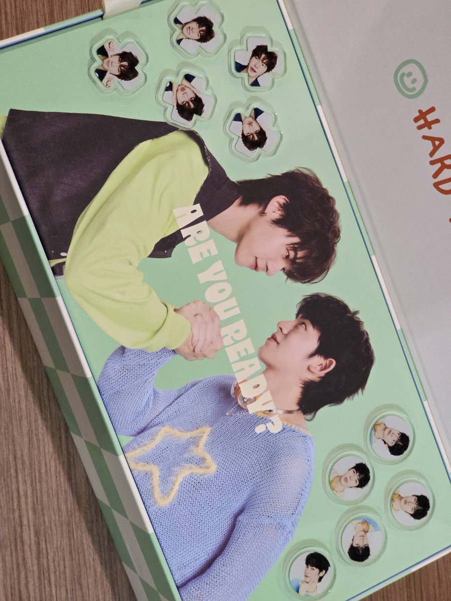 benutraofficial's tweet photo. 𝗕𝗜𝗡𝗚𝗢!! อะคริลิคจิ๋ว XO น่ารักอย่างงี้ 🤏🏻😍
ใครทีมไหนกันบ้าง 💚 เขียว หรือ 🩵 ฟ้า

(ของจริงสีสดคมชัดน้า แต่กล้องพี่บีชอบปรับสีเองค้าบ 🥺) https://t.co/H6nq32W3Dg