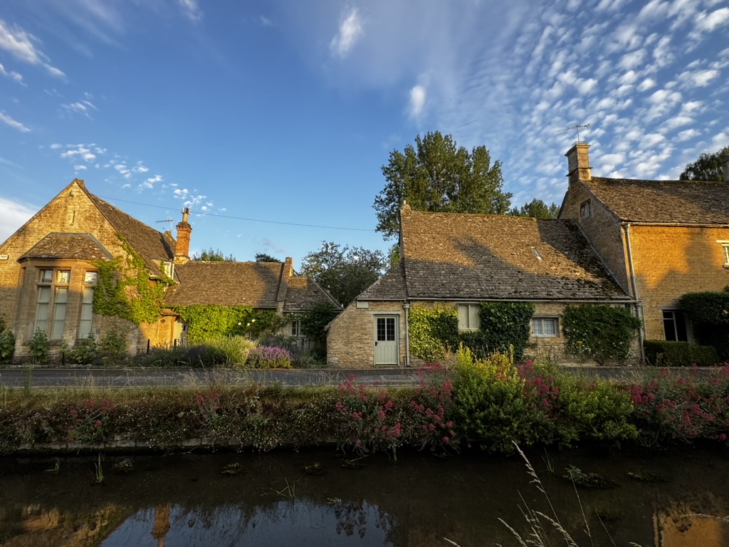 JanetteJoyB's tweet photo. There are few things in life that truly live up to their hype, but The Cotswolds region in England is exactly as idyllic as the Instagram influencers make it seem. https://t.co/2olB9pVVe0