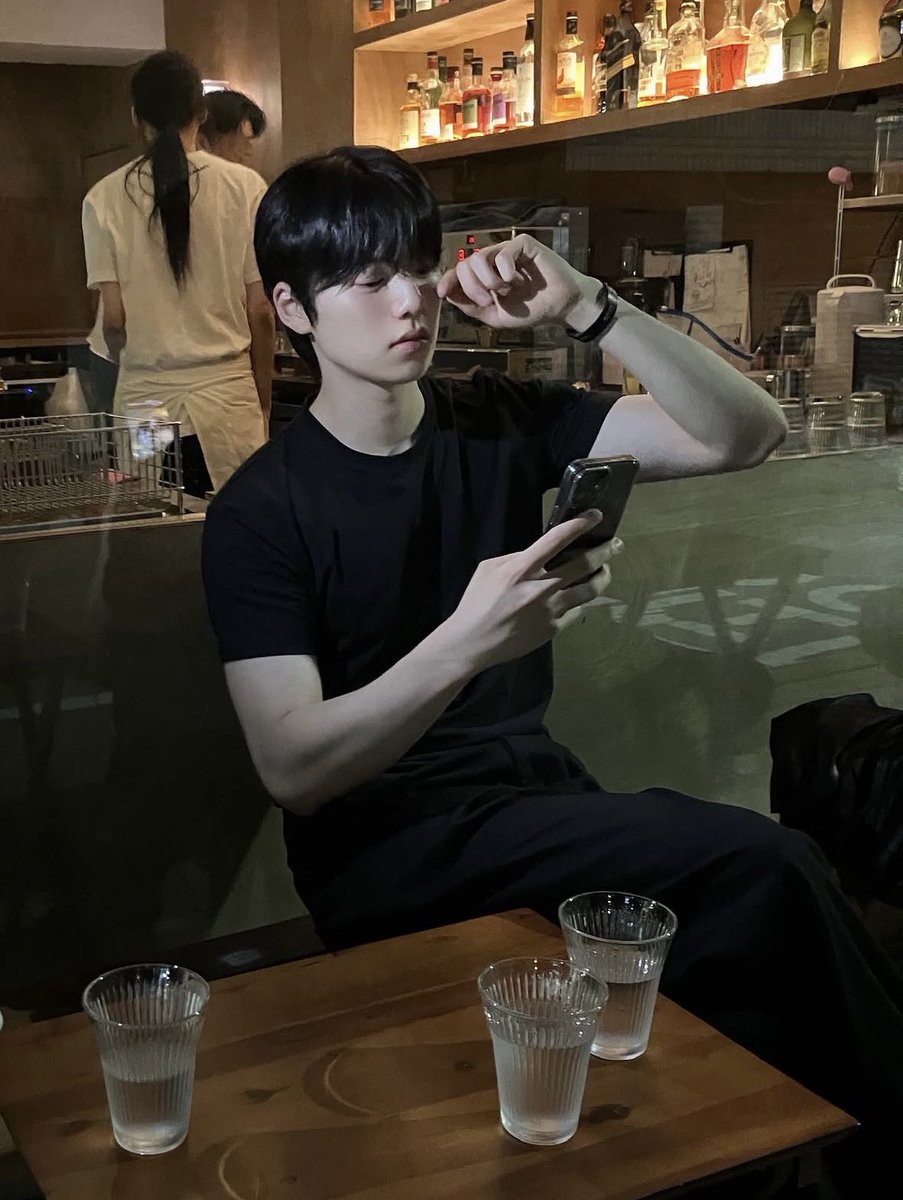 kyung2luv's tweet photo. 박우열 팔 좋아함
라인 예쁜데 운동한 티가 나는 
길고 하얀 팔 https://t.co/hoEJoxpTBK