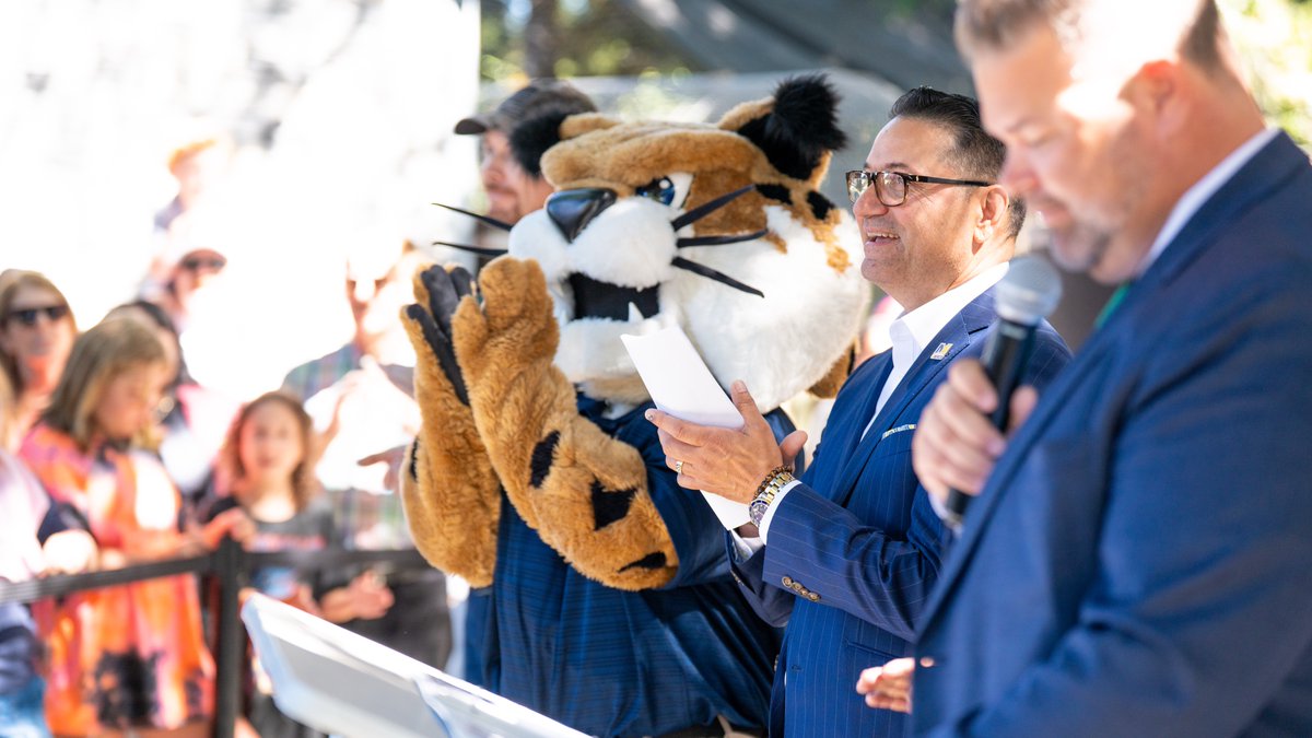 ucmerced's tweet photo. Boomer, Bobbie and Rufus are settling into their newly renovated habitat as the Applegate Zoo reopens after months of improvements🐾 UC Merced helped fund the new bobcat exhibit and announced an additional $20,000 gift toward the zoo's next chapter! 🔗 https://t.co/gwaSqrKi0Z https://t.co/nGBB5TPGQo