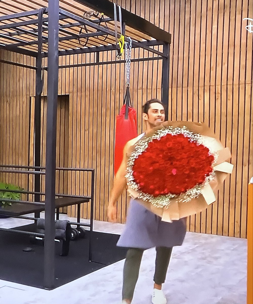BetRey77's tweet photo. @MasterChefMx #MasterChefMx #PreShow #Felizcumpleañosixdit 
Que hombre tan chulo preparar todo para su cumpleaños ❤️. Eso es amor !!! Todos merecen ser amados y amar 🥰🥳. https://t.co/mP94cyO69Q