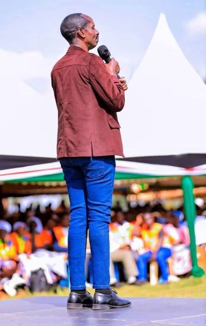 NytoP2PMwangi's tweet photo. Former KNUT boss Wilson Sossion steps out in Gen Z style!
Extremely tight jeans and freshly done dye on his hair and beard!
Sossion landed a fat appointment at the TSC two days ago.
Hide your women! https://t.co/85Fk2uiWNn