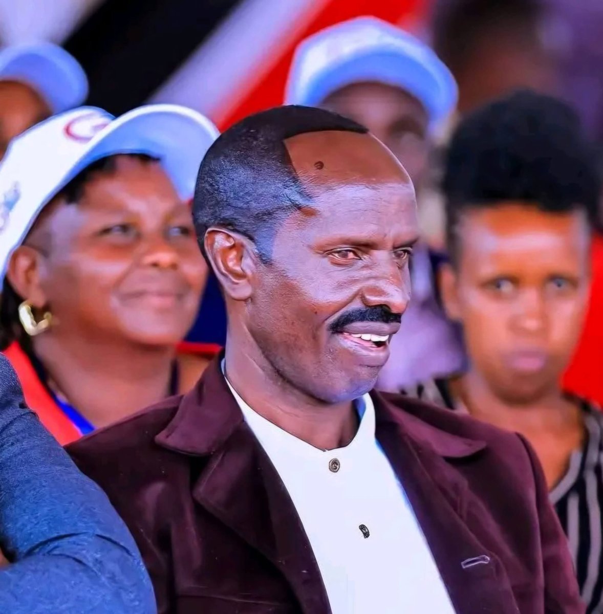 NytoP2PMwangi's tweet photo. Former KNUT boss Wilson Sossion steps out in Gen Z style!
Extremely tight jeans and freshly done dye on his hair and beard!
Sossion landed a fat appointment at the TSC two days ago.
Hide your women! https://t.co/85Fk2uiWNn
