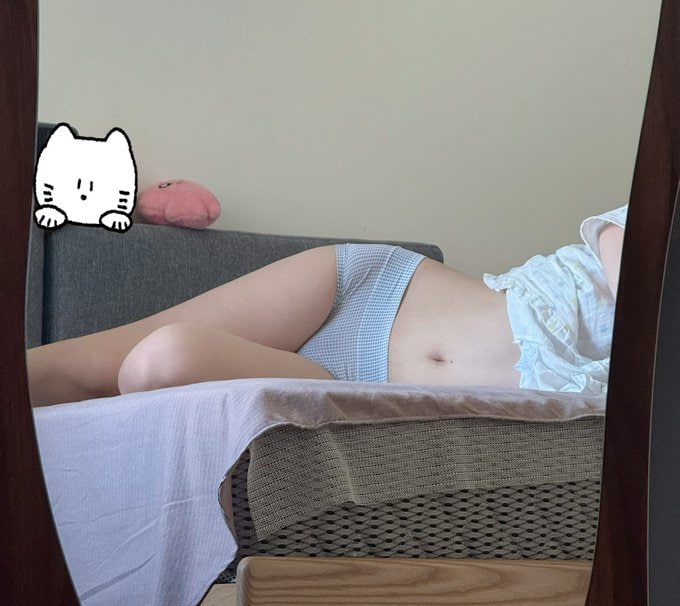 jiegeng7536's tweet photo. 白衬衫随便一掀，
格子内裤刚好卡在最犯规的位置。
是不是已经盯着看很久了？#反差 #女大 #北京 https://t.co/wYzYkfGD56