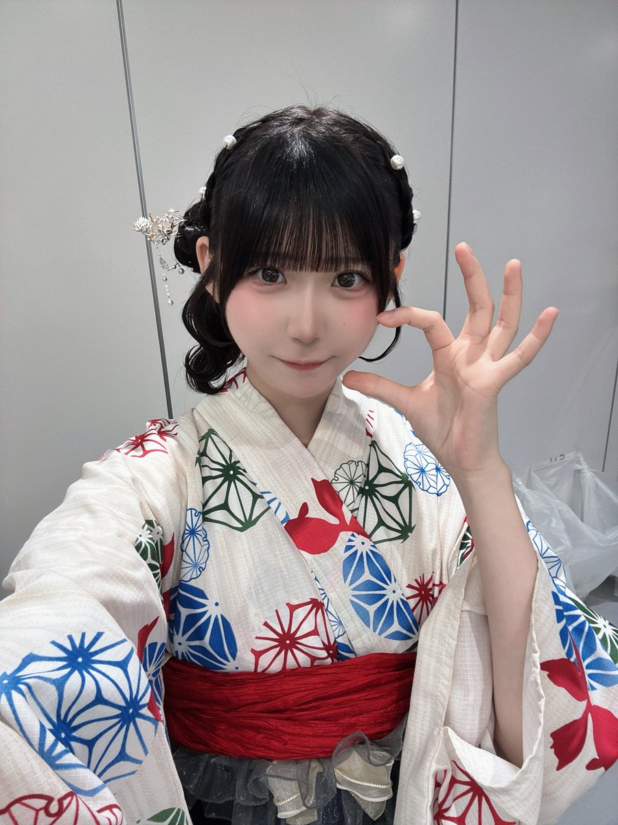 iON__kuria_'s tweet photo. 本日は『iON!×のんふぃく��夏の大特典会』ありがとうございました！

初めての片クラゲ＆かんざしで大人かわいい感じにしてみたよ〜🌟
浴衣できてる人も沢山いてお揃い嬉しかった🎶
もっとゆっくりお話したかったな〜の気持ちなんだけど大特典会史上いちばんくらいくりあ列長くて愛されてるなあと感じましたよ(՞ ᴗ ̫ ᴗ՞)
ライブもめちゃくちゃたのしかった！テンション上がって全然疲れなかった！！！
朝から夜まで1日中ありがとう🤍