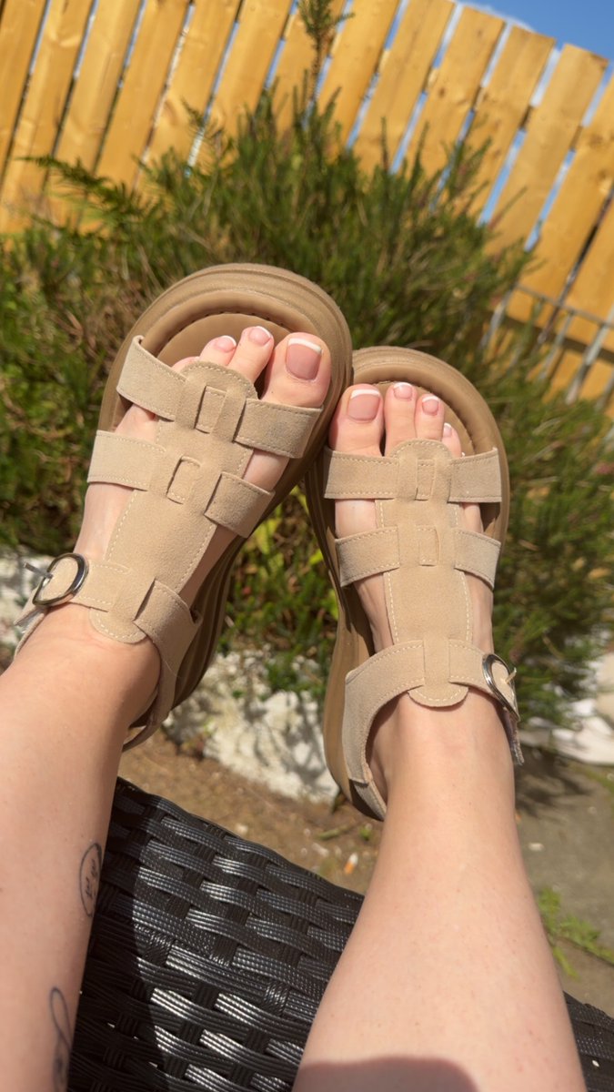 Novaraff21's tweet photo. Toes are loving the good weather #footfetısh #toes #feetworshi̇p https://t.co/YW3offNGR6