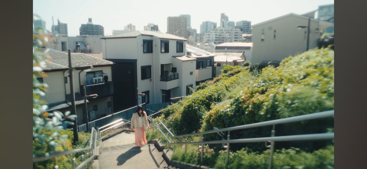 jlcs111's tweet photo. sumika - 赤春花(feat. 幾田りら) 추천.

https://t.co/185bDfRy6u

노래 좋은데요? 곡 분위기나 사운드가 어디서 들어본 것처럼 익숙한 느낌인데 뭔가 떠오를듯 말듯 그러네요. 

전에 나온 노래인데 뮤직비디오를 지금 공개한 건가? 봄 노래를 여름에 내지는 않을 것 같은데. 분위기나 가사를 보면 봄, 청춘, 사랑 등 여러 키워드가 자연스레 떠오름. 

아티스트 처음 들어보는 분들이라 원래 스타일은 모르지만, 곡 들어본 느낌은 특별한 목적에 사용되는 곡 느낌이 들기도 하고 아니라면 죄송합니다. 남자 보컬 분 창법이 과거 밴드쪽 아티스트 창법 비슷한 느낌이 들었고 약간 FLOW나 Glay 느낌 살짝 들기도 하고 근데 얼굴을 봤는데 너무 ���어 보이셔서 놀랬음. 

옆에서 리라짱이 화음을 넣거나 밝게 웃으며 정말 즐기면서 촬영한 것 같아 너무 좋아요. 본인 파트도 아주 잘 소화했고요. 두 분의 조화도 좋아서 감탄하면서 들었어요. 화면 분할되어 보여지는 장면들이 아름답고 신선했습니다.

밴드 밸런스나 현악기 소리들도 좋고 곡의 구성도 좋고 악기 사운드가 조금 크게 들리긴 하지만 그래서 더 밝고 신나는 느낌이 드는 것 같기도 하고.

리라짱의 왼쪽 얼굴이 자주 나오는데 그 연예인들 가끔 TV나 유튜브 나오면 본인의 자신있는 얼굴 언급하면서 사수하려고 한다는 걸 본 적이 있는데 특별히 왼쪽 얼굴에 자신이 있으신 것 같아! 라는 곡과 상관없는 생각이 떠올랐습니다. 

마지막으로 뮤직 비디오 장면 보고 체인소 맨 레제 계단씬이 갑자기 떠올랐다...만약 덴지와 레제가 이 곡을 들었으면 어떻�� 느꼈을까?