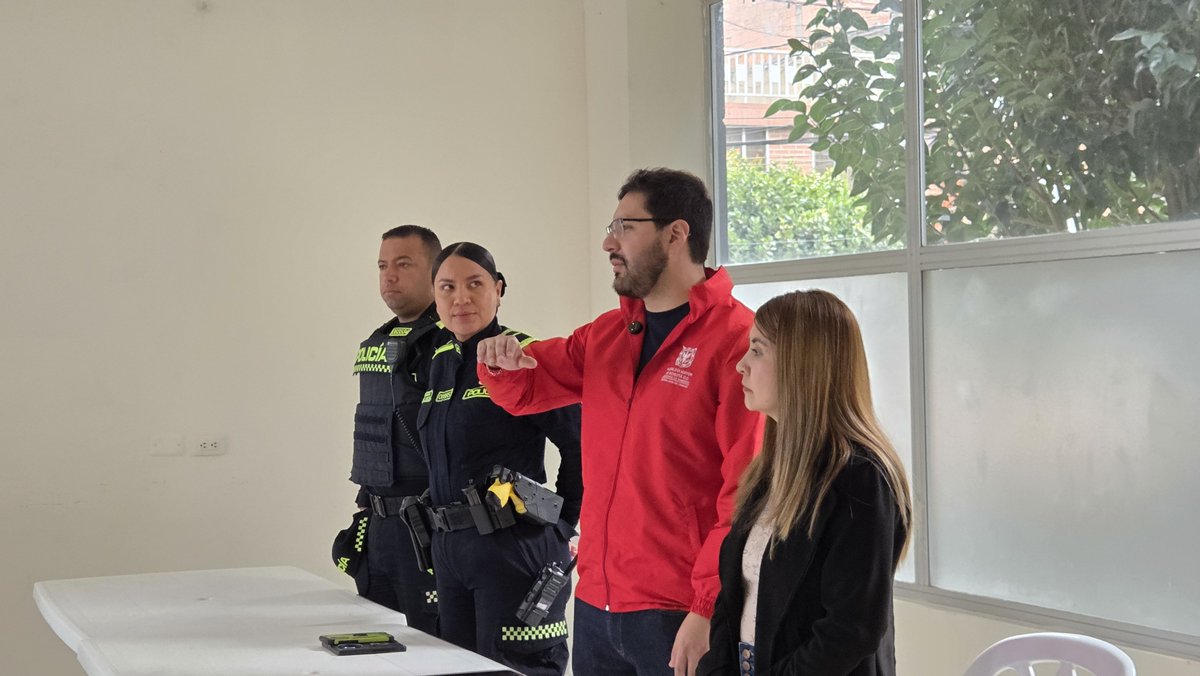 AndreaLugoC12's tweet photo. En el barrio Tibabita II (Lijacá) nos reunimos con la comunidad del sector para hacer seguimiento a la seguridad de la zona. Junto con @alcaldiausaquen y @PoliciaBogota se coordinaron acciones para mejorar la convivencia. https://t.co/4QId0CCmpY