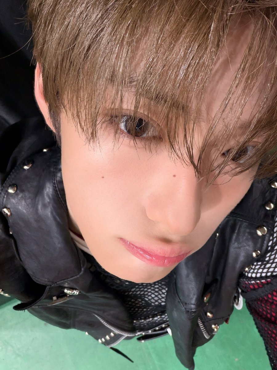 sanghteon's tweet photo. 260725 sanghyeon pluschat 💬

allyz everyone, we received the new artist award and ultimate 12 award at the kma awards today!!

it was incredibly hard to even get one award, but you made it possible for us to receive two of it, so i’m very grateful. the first thing that came to my mind when receiving the award was, of course, none other than my beloved allyz!!!

especially for the new artist award because it is something that we can only get at this exact time!! so it felt even more special and meaningful, and it made me really happy to feel like all of our practice and efforts up until now were being recognized. on top of that, being able to receive the ultimate 12 award made it even better.

everytime that we receive a new award, i sometimes think that there's nothing that i have achieved on my own. it’s always because you have been cheering me on from my side, said many kind words to me, and making me feel like I can keep going and it's all thanks to allyz, and because of the hyungdeuls who have worked hard together with me that i have been able to come this far.  

the reason that i can smile on stage, the reason i  always want to do even better, it's all thanks to allyz everyone. i know well that the love you always gave us isn't something to take for granted, and while always keeping that fact in my mind,  i tried my best to make sure not to get too used to that feeling.  

from now on, i will keep working hard to show even better sides of myself, even cooler stages, and to become someone that allyz can be even more proud of. thank you so much for being by my side today, and let's keep creating lots and lots of happy moments together going forward.  

thank you once again for making today possible for me to receive this award, sanghyeon loves you all so, so much~~ ❤❤

#상현 #SANGHYEON