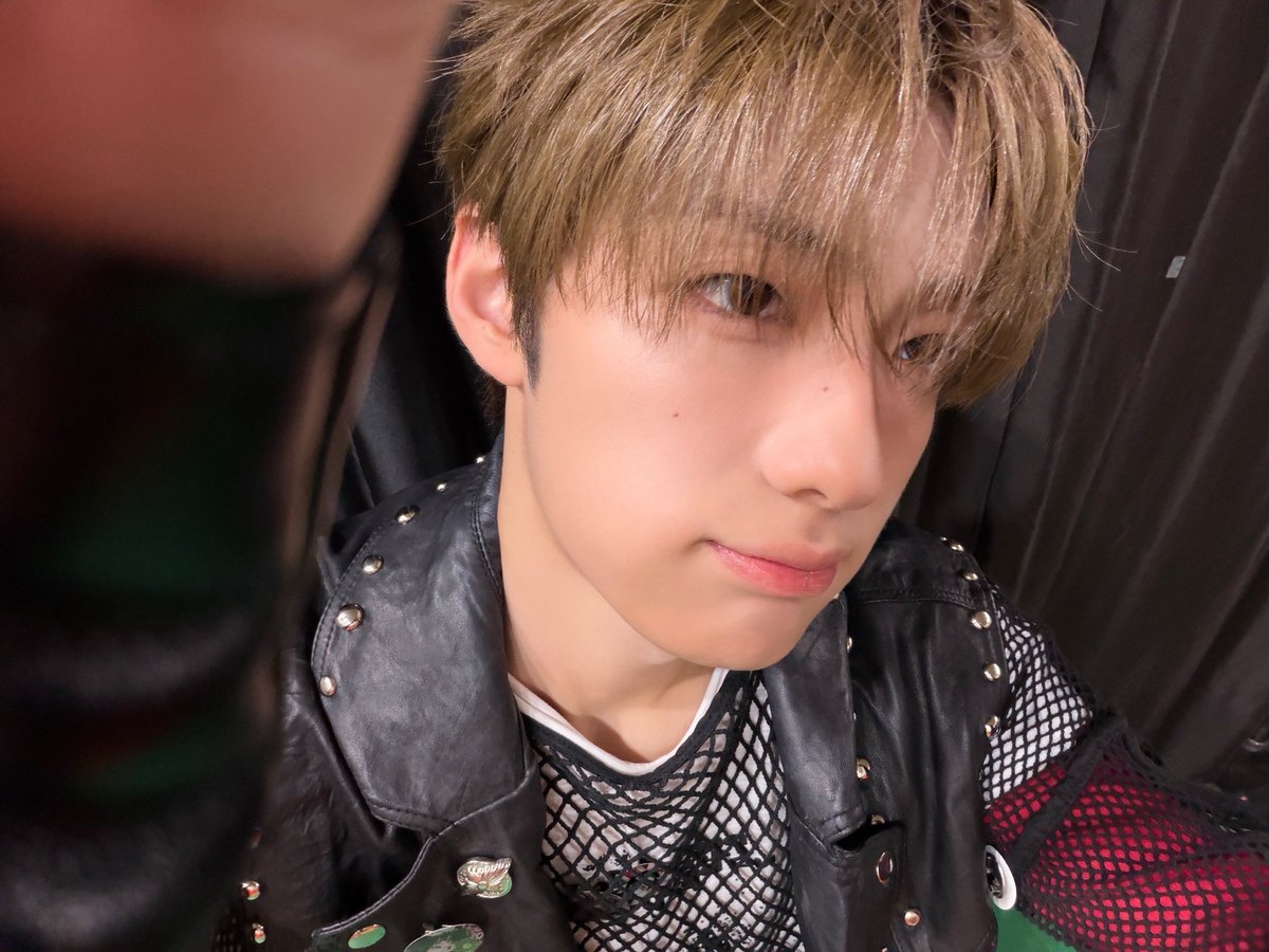 sanghteon's tweet photo. 260725 sanghyeon pluschat 💬

allyz everyone, we received the new artist award and ultimate 12 award at the kma awards today!!

it was incredibly hard to even get one award, but you made it possible for us to receive two of it, so i’m very grateful. the first thing that came to my mind when receiving the award was, of course, none other than my beloved allyz!!!

especially for the new artist award because it is something that we can only get at this exact time!! so it felt even more special and meaningful, and it made me really happy to feel like all of our practice and efforts up until now were being recognized. on top of that, being able to receive the ultimate 12 award made it even better.

everytime that we receive a new award, i sometimes think that there's nothing that i have achieved on my own. it’s always because you have been cheering me on from my side, said many kind words to me, and making me feel like I can keep going and it's all thanks to allyz, and because of the hyungdeuls who have worked hard together with me that i have been able to come this far.  

the reason that i can smile on stage, the reason i  always want to do even better, it's all thanks to allyz everyone. i know well that the love you always gave us isn't something to take for granted, and while always keeping that fact in my mind,  i tried my best to make sure not to get too used to that feeling.  

from now on, i will keep working hard to show even better sides of myself, even cooler stages, and to become someone that allyz can be even more proud of. thank you so much for being by my side today, and let's keep creating lots and lots of happy moments together going forward.  

thank you once again for making today possible for me to receive this award, sanghyeon loves you all so, so much~~ ❤❤

#상현 #SANGHYEON