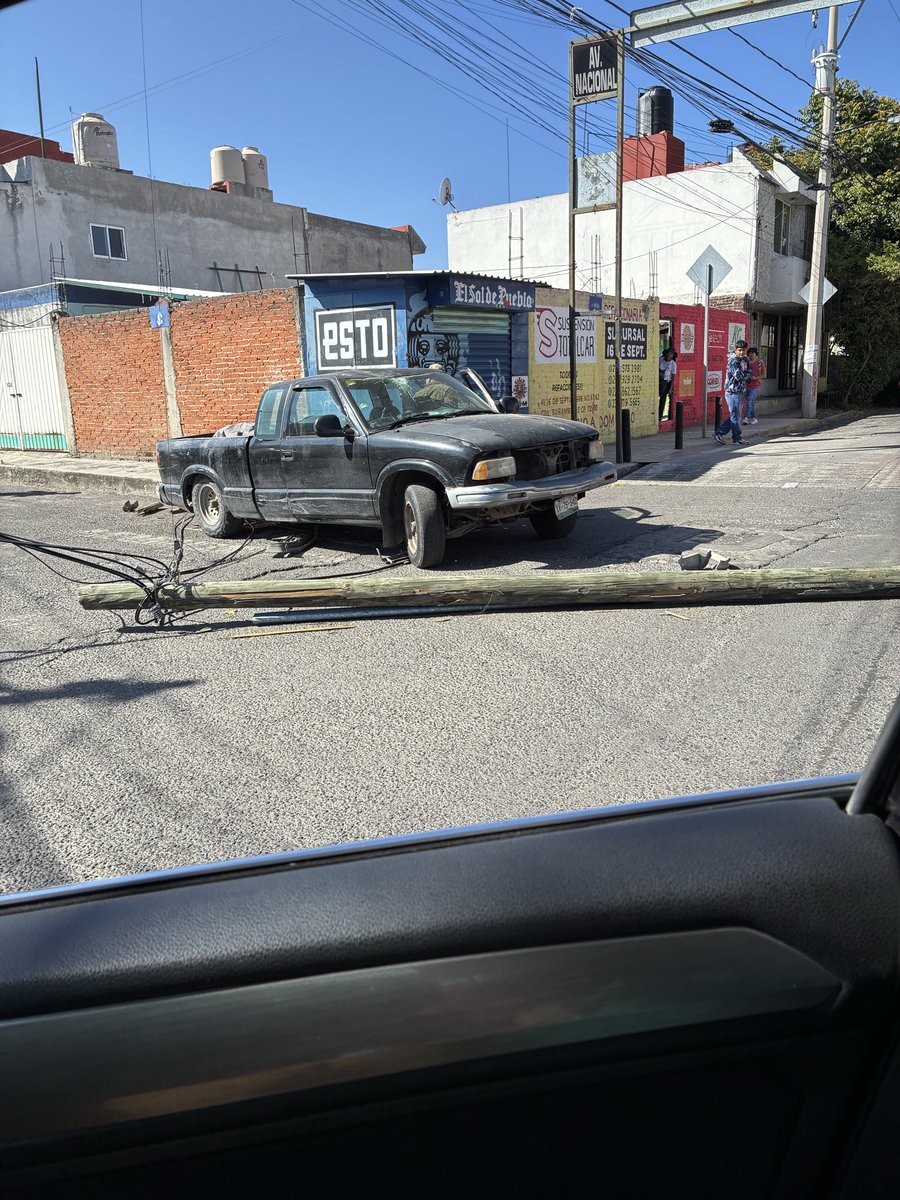 EmilioEstrada70's tweet photo. Automovilista tira poste en la Nacional https://t.co/bQaXoM95wG