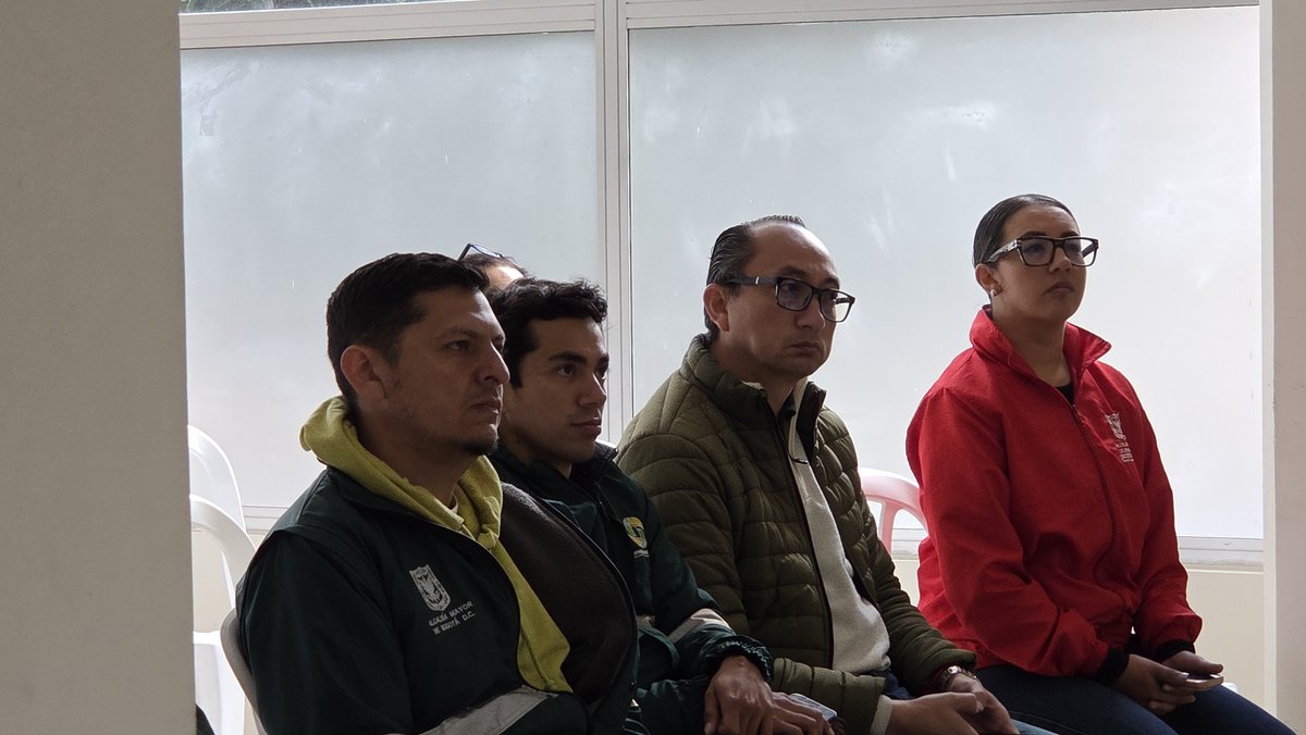 AndreaLugoC12's tweet photo. En el barrio Tibabita II (Lijacá) nos reunimos con la comunidad del sector para hacer seguimiento a la seguridad de la zona. Junto con @alcaldiausaquen y @PoliciaBogota se coordinaron acciones para mejorar la convivencia. https://t.co/4QId0CCmpY
