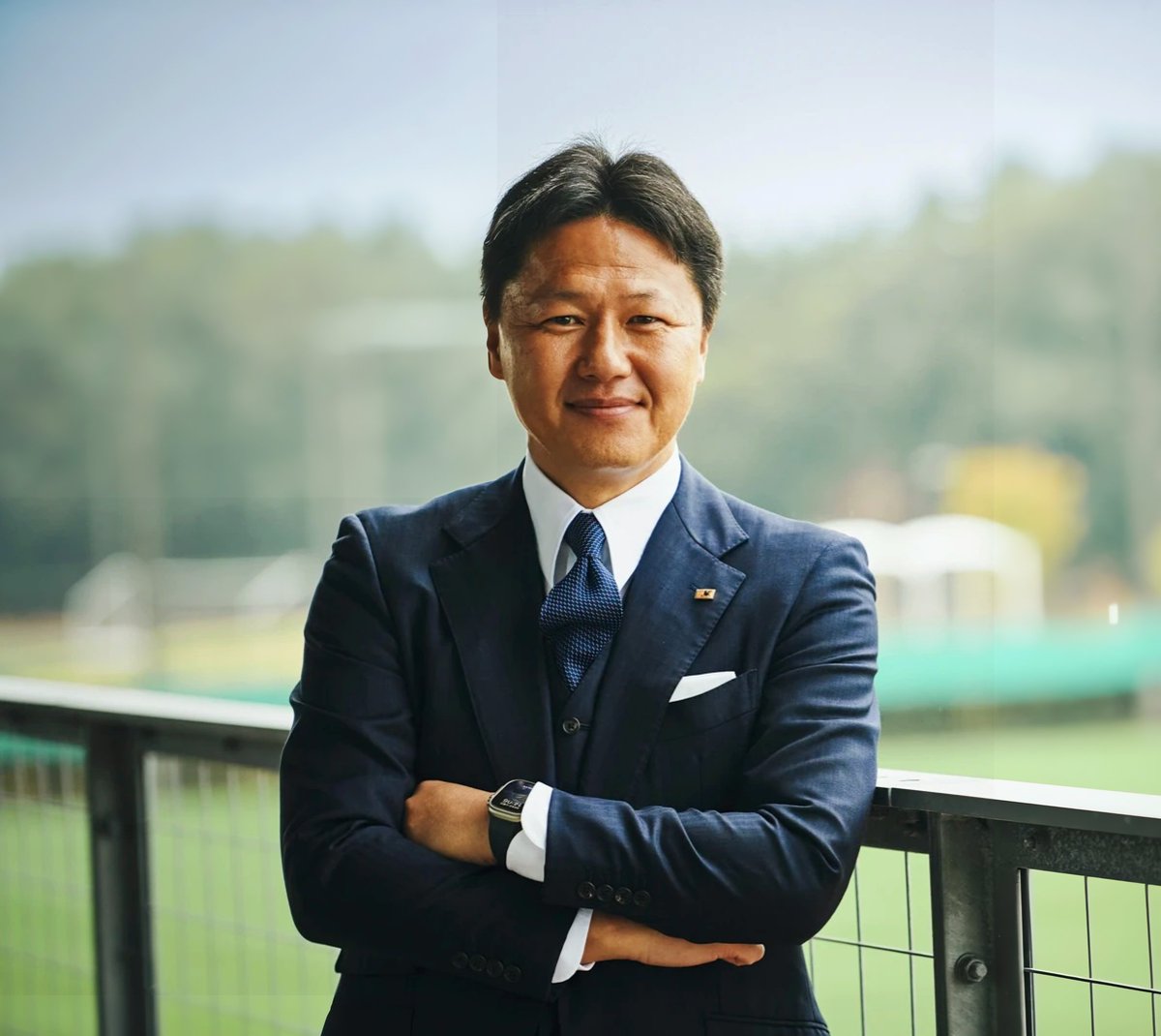 JLeagueFra's tweet photo. 🇯🇵 | La Fédération Japonaise 🇯🇵 de football a récemment annoncé que le Sélectionneur Hajime Moriyasu restera à la tête de l'Équipe Nationale du Japon 🇯🇵 jusqu'à la fin de la Coupe d'Asie AFC 2027 en Arabie Saoudite 🇸🇦.

• Il quittera ❌ par la suite les fonctions qu'il assurait depuis 2018 et sera remplacé en mars 2027 par Gō Ōiwa, actuel Sélectionneur du Japon U-21/U-23 🇯🇵 avec lequel il a remporté 2 Coupes d'Asie U-23 🏆, et ancien Entraîneur du Kashima Antlers 🇯🇵 avec qui il a gagné l'AFC Champions League 🏆.

• Cependant, en parallèle, Gō Ōiwa continuera d'assurer ses fonctions avec les U-23 🇯🇵 en visant les Jeux Olympiques de Los Angeles 2028 🇺🇸.

• Bilan de Moriyasu à la tête de la Sélection Japonaise 🇯🇵 :

Coupe du Monde :
🇶🇦 2022 : 1/8ème de Finale ❌
🇨🇦 🇺🇸 🇲🇽 2026 : 1/16ème de Finale ❌

Coupe d'Asie :
🇦🇪 2019 : Finaliste 🥈
🇶🇦 2023 : 1/4 de Finale
🇸🇦 2027 : À venir... 

Jeux Olympiques de Tokyo 2020 🗼 :
🇯🇵 4ème

Copa América :
🇧🇷 2019 Éliminé ❌ dès le 1er Tour, 3ème du Groupe C
(Il avait envoyé une équipe plus jeune pour préparer les Jeux olympiques)

Coupe d'Asie de l'Est :
🇰🇷 2019 : 2ème 🥈
🇯🇵 2022 : VAINQUEUR 🏆
🇰🇷 2025 : VAINQUEUR 🏆

Le Japon 🇯🇵 faisant partie des favoris pour la Coupe d'Asie 2027, on espère que le Sélectionneur partira sur une bonne note. 👏 

#森保一 #大岩剛 #JFA

🔗 |
https://t.co/wu7ruScAfc