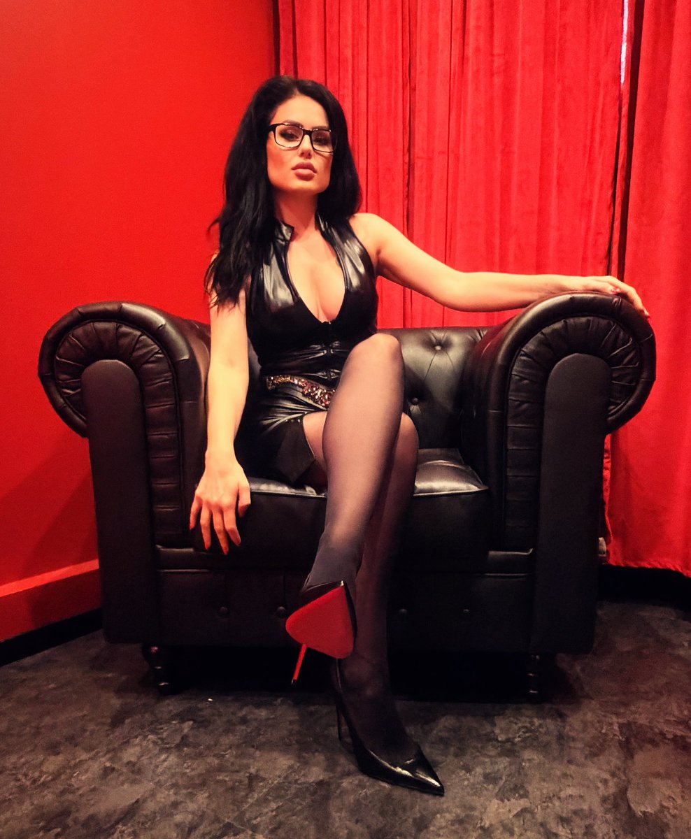 HerrinBD's tweet photo. Im your Boss 👸🏻🖤 https://t.co/eEx9WdLKws https://t.co/XAgktrpgtY