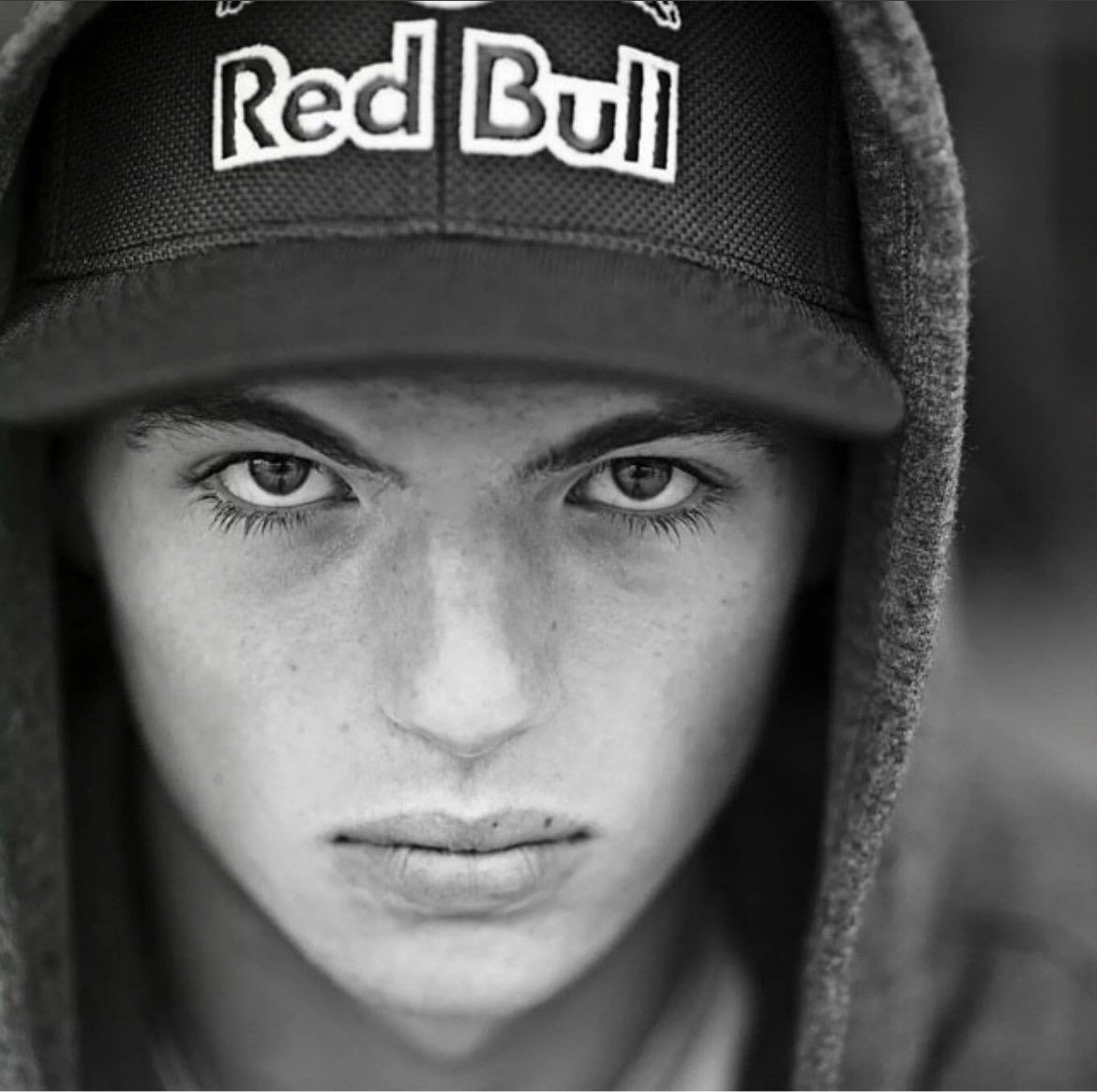 verstappenputoo's tweet photo. por mim jogava esse carro no lixo e tentava fazer outro vai tomar no cu redbull https://t.co/qDWyc8RDwb