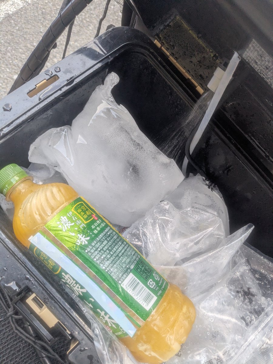yokomye's tweet photo. 今日なんかは氷約6.5kg/3.5h(1.8kg/h)を消費したんだけど、ペットボトル1本で1〜2時間過ごせている報告があるのが不思議でならない
まぁ私の場合は、効率を捨てて冷却特化の運用してるからってのもあるんだけどさ🤔

にしてもなぁ… https://t.co/Xo1Z4Logei