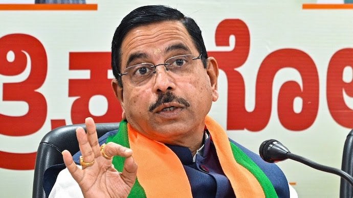 ShriiTalks's tweet photo. Pralhad Joshi takes charge as India’s new Union Education Minister.

A seasoned parliamentarian and senior BJP leader, Shri @JoshiPralhad has previously served the nation in several key portfolios:

• Minister of Parliamentary Affairs (2019–2024)
• Minister of Coal (2019–2024)
• Minister of Mines (2019–2024)
• Minister of Consumer Affairs, Food & Public Distribution (2024–2026)
• Minister of New & Renewable Energy (2024–2026)
• Now appointed as Union Minister of Education.

Wishing him success in strengthening India’s education system and advancing the vision of #ViksitBharat.

#PralhadJoshi #EducationMinister #NewEducationMinister #BJP #India
