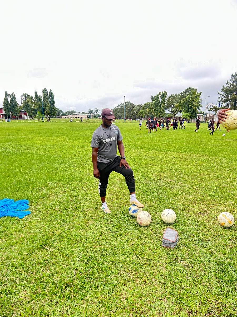 CoachAlian's tweet photo. Training is where habits are built and future opportunities are earned.

#football #soccer #FootballTraining #CoachAlianNgwa #GrassrootsFootball #AVFA

Coach Alian Ngwa Football Development Hub . Coach Alian Ngwa | Football Development Coach | Elite Player Development Specialist. https://t.co/5ecWW3EEC4