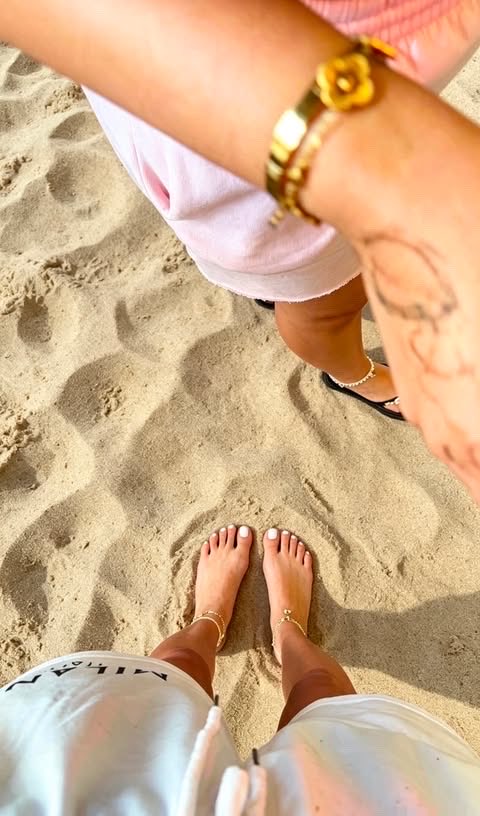 PrettyTrouble10's tweet photo. Little day out at the beach 🏖🤩 would you lick 👅 the sand clean of my feet 👣 
#nasty #prettyfeet #buy #whitetoes https://t.co/7Tilw9qH3x
