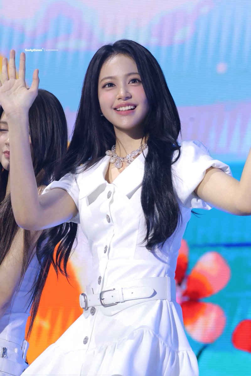 Hullabaloospirt's tweet photo. Salfok gigi carmen,  itu behel apaan yaa?? Tahun depan keknya giginya makin rapat bye" ginsul #Carmen #카르멘 https://t.co/gQAmRBmTW4