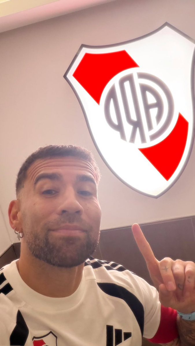GRUPOTRESTRES's tweet photo. ⚪🔴🤳 La foto que compartió Nicolás #Otamendi en su primera concentración con #River
#futbol #argentina https://t.co/untB12SQ0s