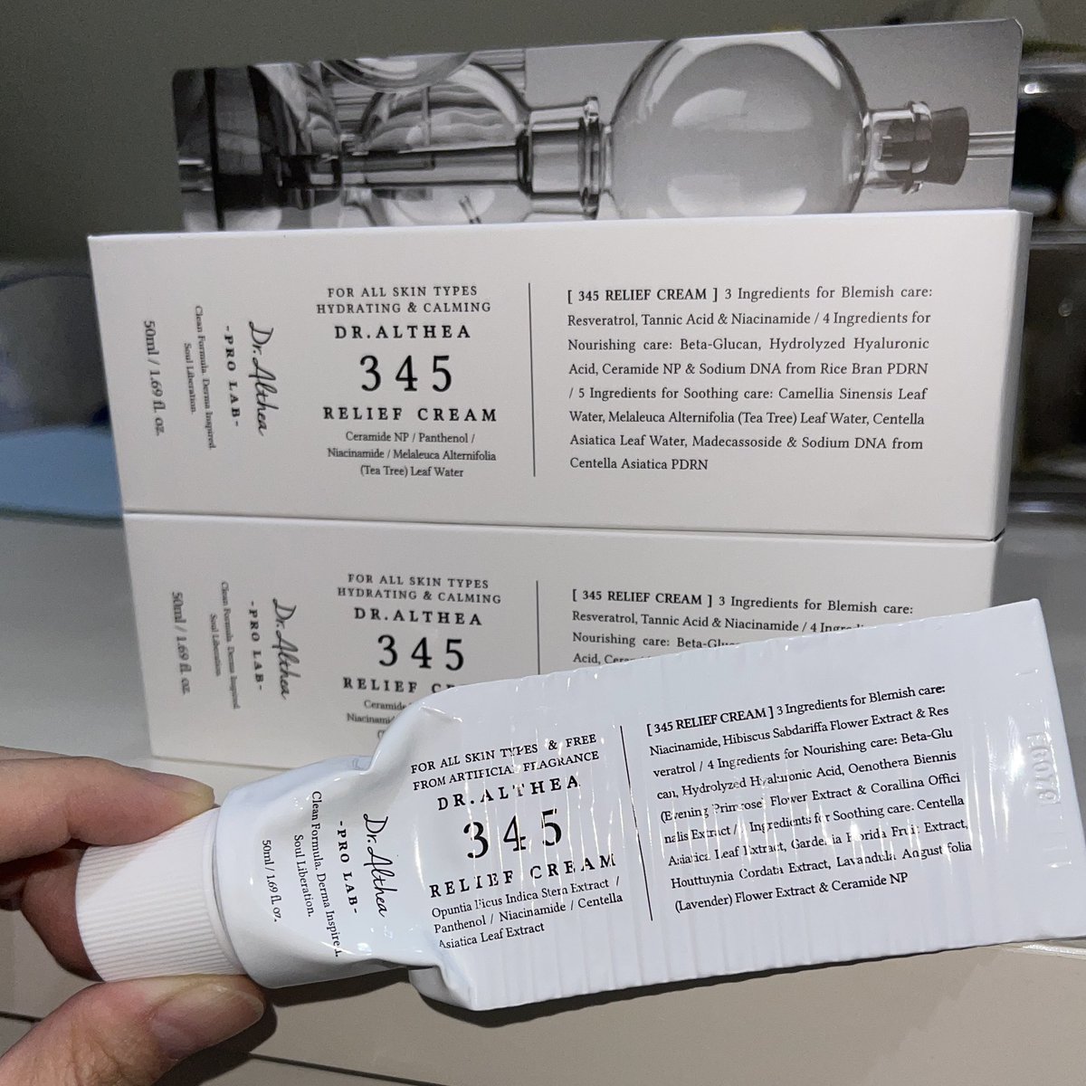 everywon_CAT's tweet photo. happy bgt dr althea udah ada di indo, jadi gaperlu jastip lagi, potongan voucher dari 🍊 juga mantep bgt!! btw aku udah habis 3 tube, sesuka ituu sama moisturizer inii🫶🏻 https://t.co/e1cjhFjXgj