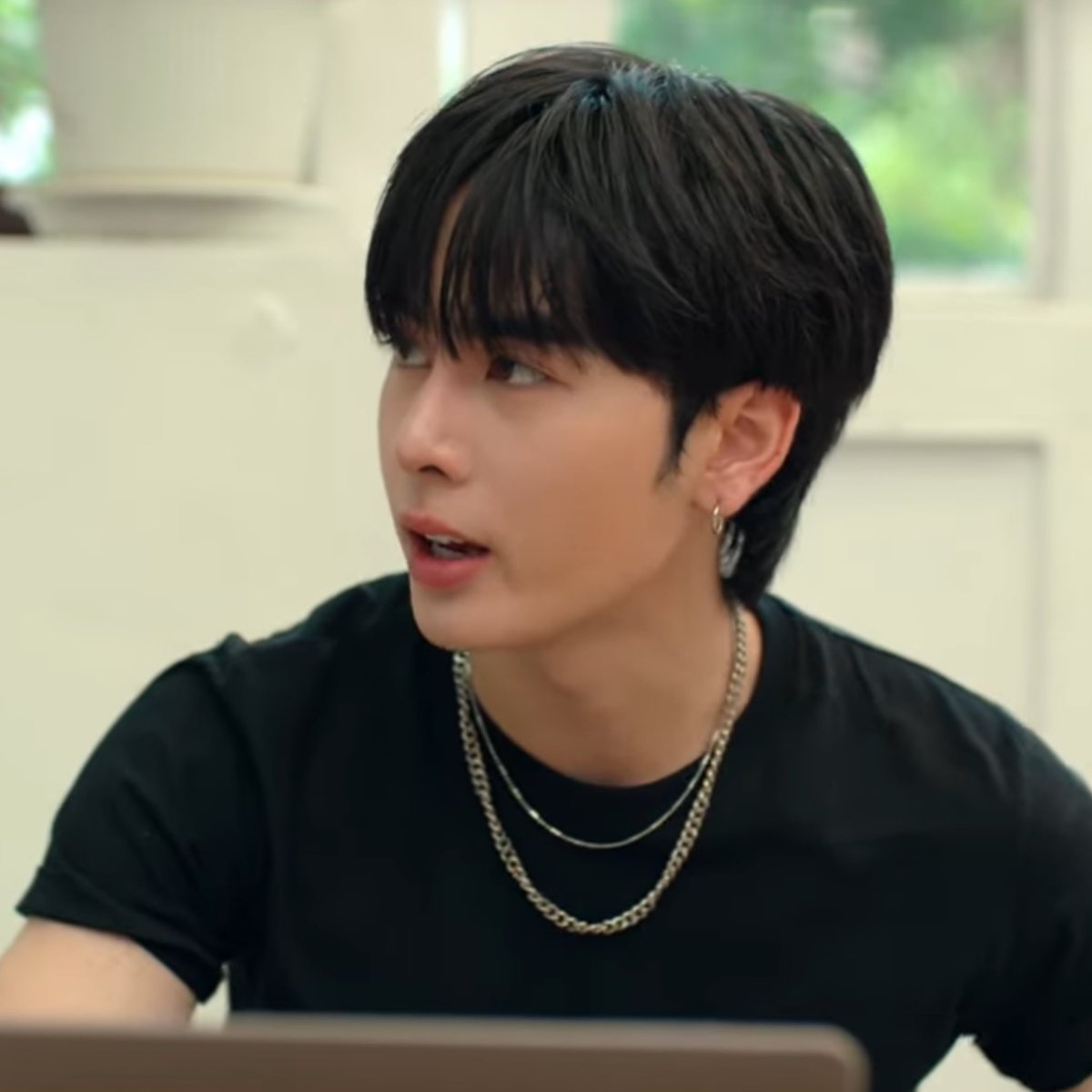 OnlyForTaeTae's tweet photo. this is aran                             WHO IS THIS?? https://t.co/tqpdRl177g
