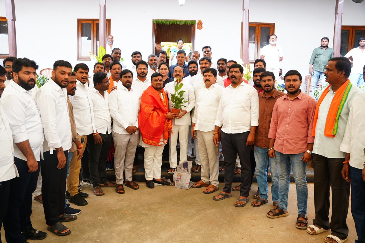 Arjun_BJYM's tweet photo. ఈరోజు గౌరవనీయులైన మల్కాజ్గిరి పార్లమెంట్ సభ్యులు శ్రీ @Eatala_Rajender  అన్న గారు, నూతనంగా నియమితులైన BJYM *భారతీయ జనతా యువ మోర్చా (బీజేవైఎం) మేడ్చల్ జిల్లా అధ్యక్షులు శ్రీ రాగం అర్జున్ గారిని శాలువా కప్పి ఘనంగా సత్కరించి, హృదయపూర్వక అభినందనలు తెలియజేశారు
@BJP4Telangana 
@BJYM https://t.co/nBd8RXFDDh