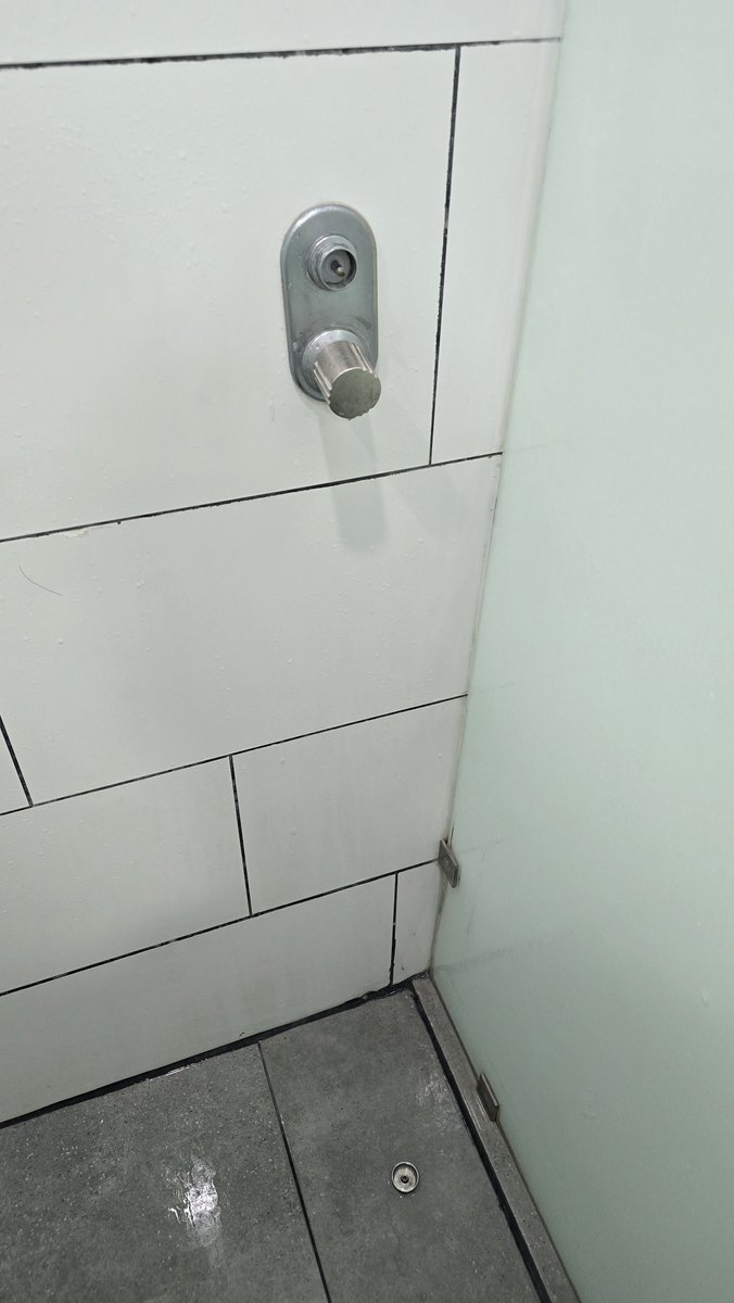 Memo_Cruz's tweet photo. Buenos días escribo para reportar las pésimas condiciones del club sports world SONATA en Puebla. Las llaves de las regaderas en pésimas condiciones y en ocasiones no hay agua caliente. Ya van varias veces que se les dice y no hacen nada.
@SportsWorldMex https://t.co/9Ugd82DKUZ