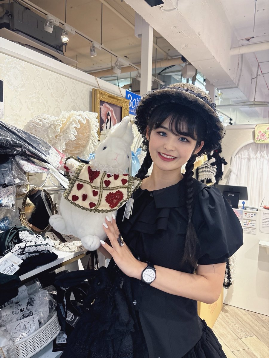 rinrinof_x's tweet photo. グランバ3日目ありがとうございました🤍
お求めやすくなっているベロアのウサギリュックはラスト1点🐰✨

明日もLALUICEにてお待ちしてます❣️ https://t.co/xyD3vkcG4J