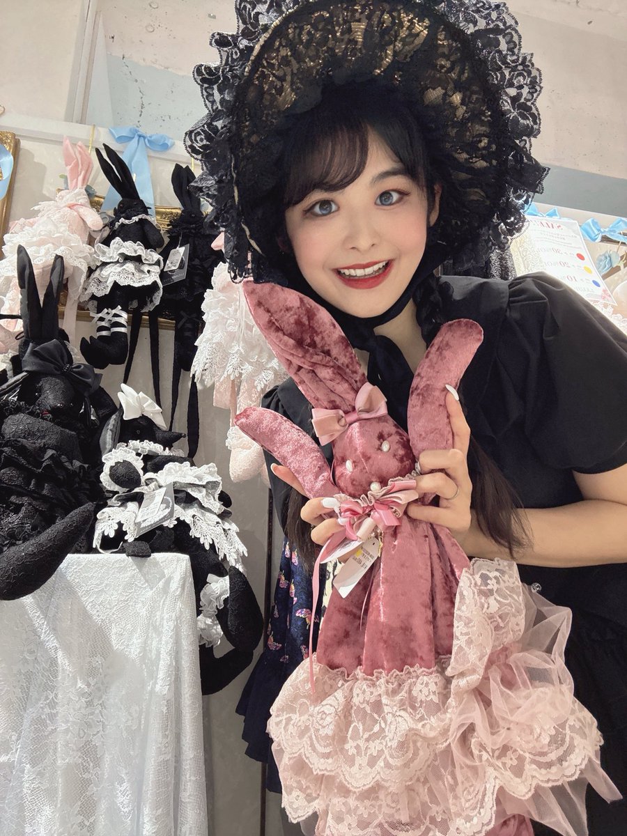 rinrinof_x's tweet photo. グランバ3日目ありがとうございました🤍
お求めやすくなっているベロアのウサギリュックはラスト1点🐰✨

明日もLALUICEにてお待ちしてます❣️ https://t.co/xyD3vkcG4J
