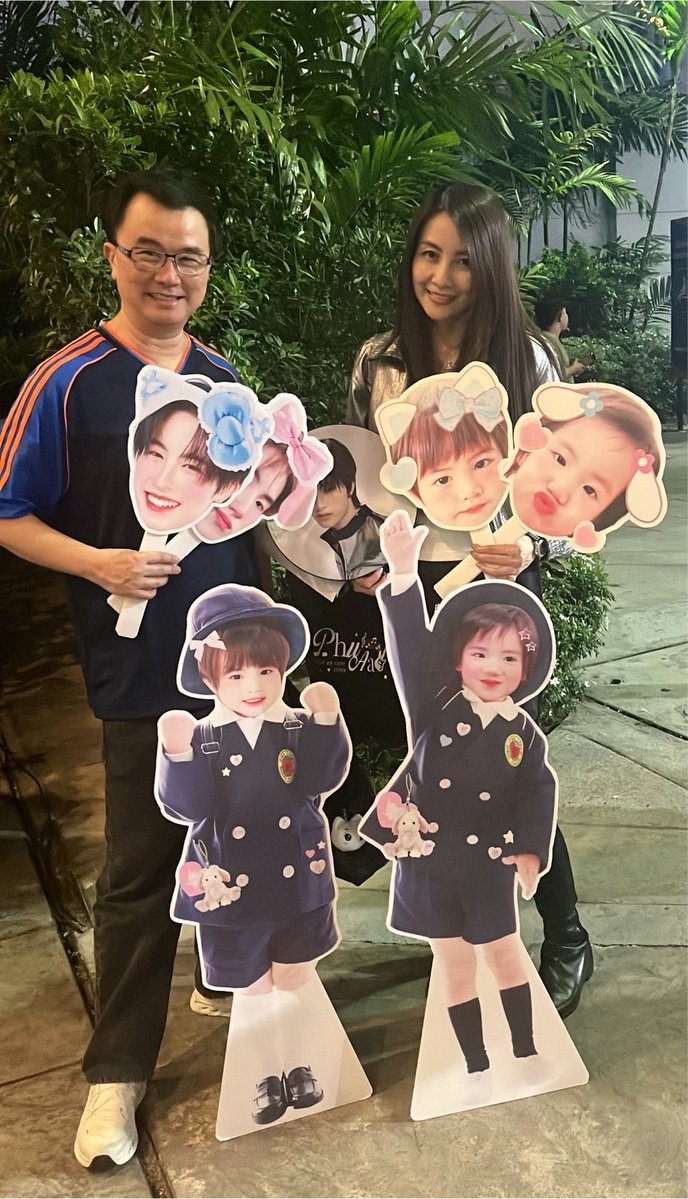_PhuAAstation_'s tweet photo. ก่อนที่จะหมดวันนี้ยังมีพ่อเอก แหม่แม๊แอนนี่ มาถ่ายรูป check in กับภูเอเอจิ๋วอีกด้วยน้า 🫵🏻 ขอบคุณมาก ๆ เลยค้าบ เดินทางกลับปลอดภัยนะค้าบ รวมถึงไอติมนมทุกคนด้วยนะ ! 🩷🩵

#PHUTATCHAI #AAashirakorn 
#BUS_LIGHTASONE_D2 https://t.co/tk6hM7KyfL