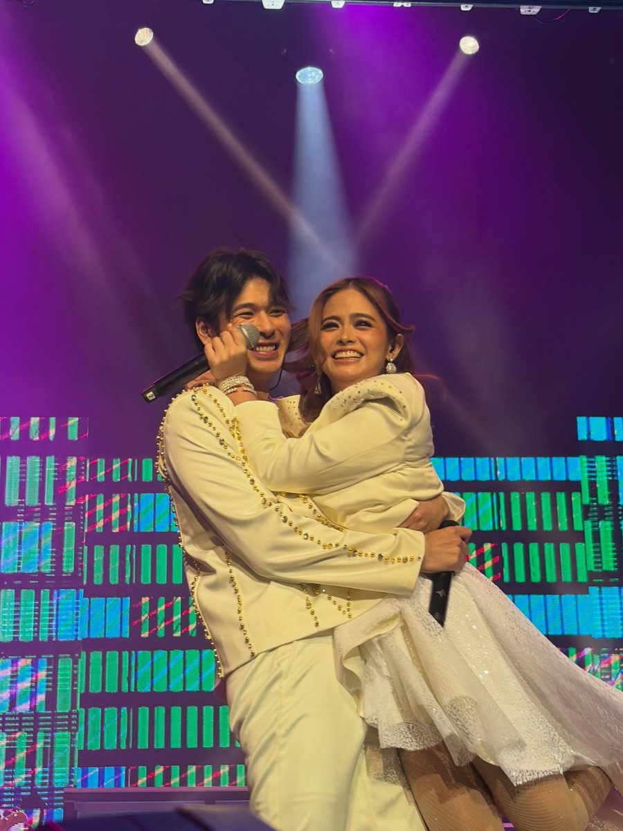 VivaOnePH's tweet photo. 1, 2, 3... RAMDAM NIYO BA ‘YUNG KILIG?! Umalingawngaw ang kilig dahil sa surprise performance ng ating WilBea!

HAPPENING NOW: Wilbert Ross in New Frontier Theater for his SOLD-OUT two day concert!

#WRTenByWilbertRoss
#WilbertRoss
#BeaBinene
#WilBea https://t.co/CryoGjgyG4