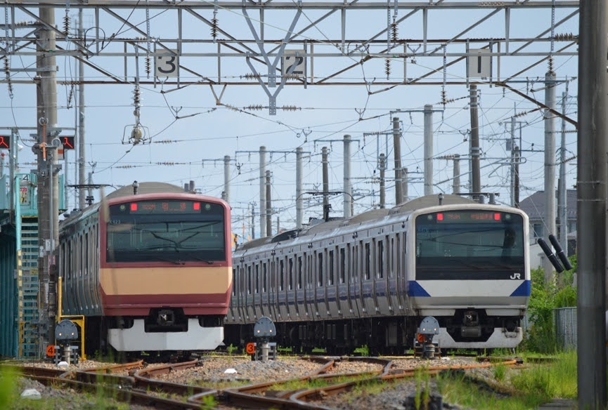 rambaral583's tweet photo. 2026年7月25日勝田車両ベースにて
前日に460Mの運用に入ってた赤電が、今朝高萩方面から回322M表示で勝田に帰還して来ました！
雑草が邪魔…
#常磐線 #E531系 #赤電 #勝田車両ベース https://t.co/bpcSqtuwqS