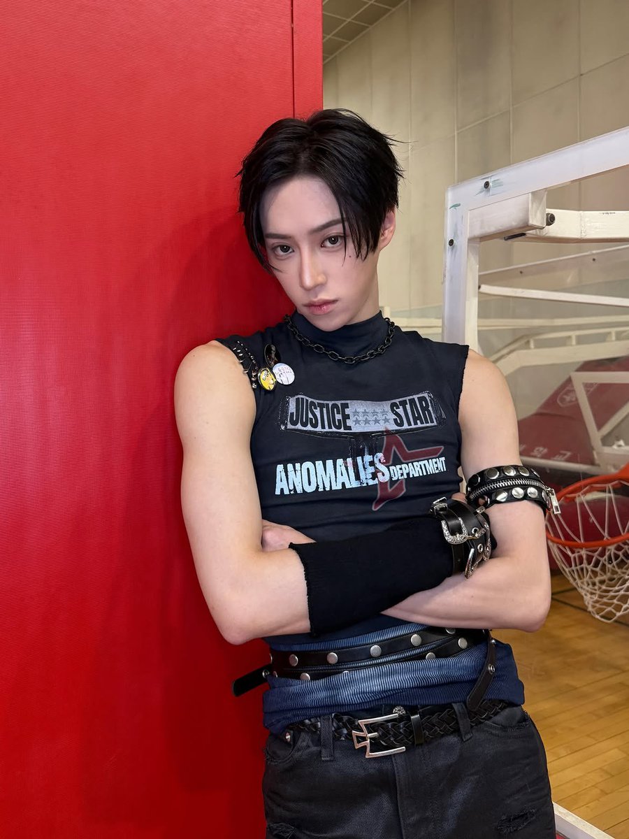 vampzjh's tweet photo. now imagine them—[train passes by] https://t.co/ZRlc0gmwSV