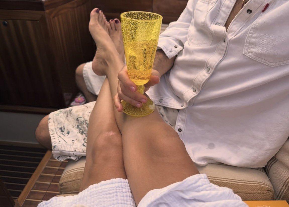 gossipmagazinn's tweet photo. Selena Gomez, nişanlısı Benny Blanco ile çıktığı tekne tatilinden yeni kareleri takipçileriyle paylaştı.

• Değişmeyen manzara: Yine ayak, yine onlar. https://t.co/4lCrrFI39d