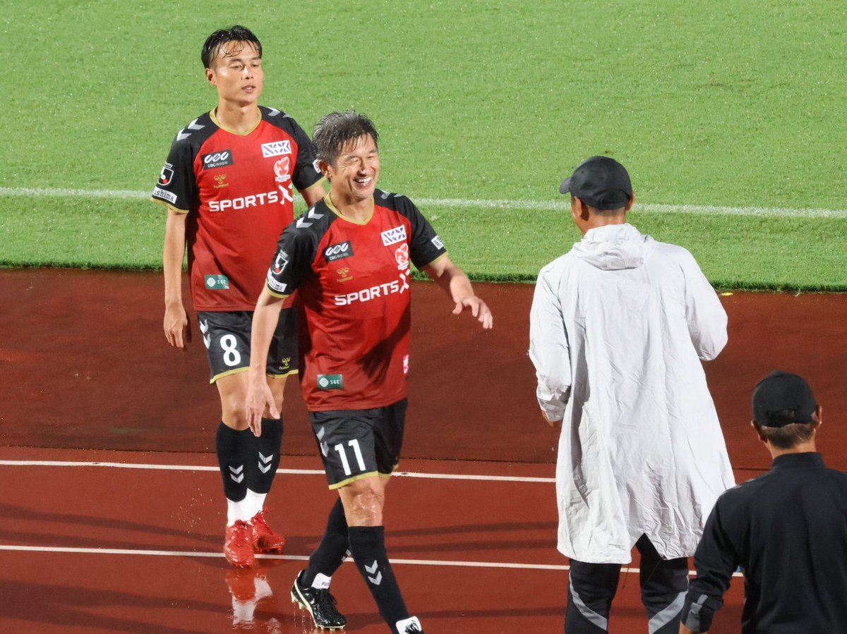 haruto0413's tweet photo. 交代後、寺田監督とこの笑顔。
リーグ戦でゴール決めて、今日はお預けだったカズダンスを踊ってほしい🕺
#三浦知良 https://t.co/sHyXq2CbWT