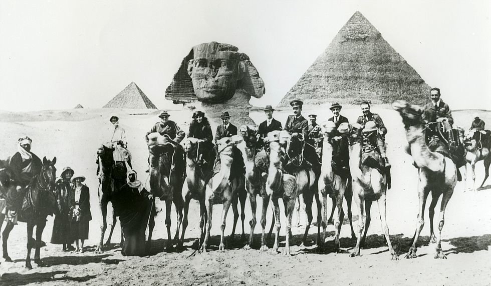 mshinqiti's tweet photo. مائة عام والشرق الأوسط لعبة بيد الأنكلوساكسون والصهاينة، يتحكّمون فيه ويستنزفونه عبر أدلّاء قوافل الاستعمار من أبناء المنطقة. ومحنة #غزة مجرد كاشف عن ذلك. ولن ينمحي هذا التاريخ المظلم دون مخاض مؤلم. (في الصورة تشرشل بين لورنس وغيرترود بيل في مؤتمر المستعمرات في القاهرة عام ١٩٢١). https://t.co/obcPo04bpR
