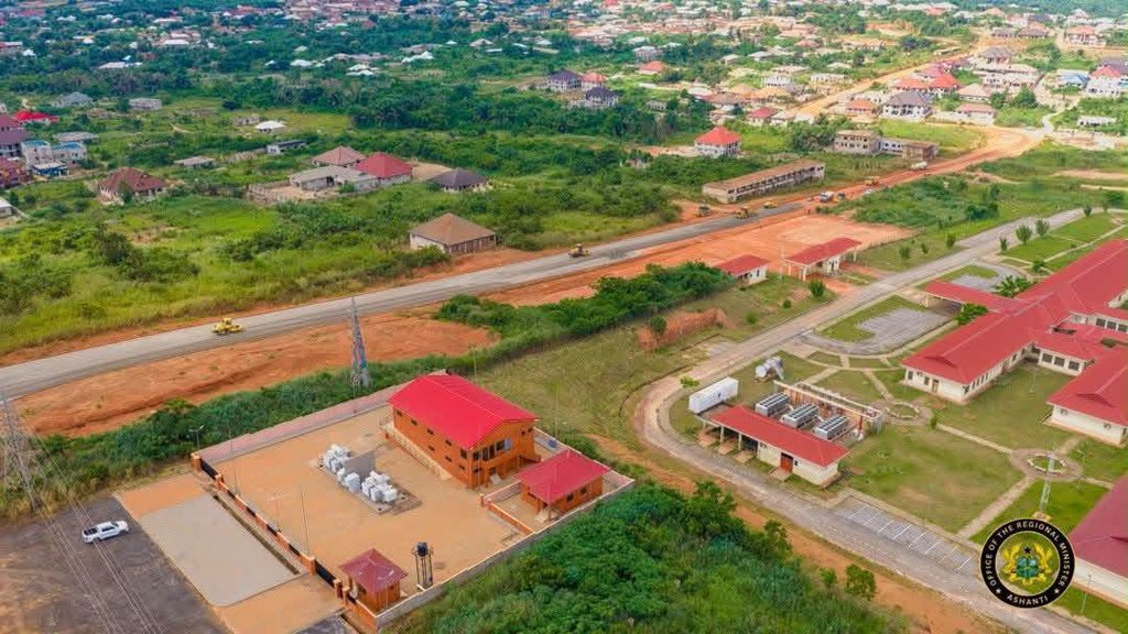 AfroGrowth360's tweet photo. 🇬🇭 Ghana's healthcare revolution! A $380M Euroget De-Invest mega health project is entering its final completion phases! 🏥🩺
🏗️ Status: Regional hospitals built; final equipment installation underway.
🎯 Impact: Adding 500+ modern beds. https://t.co/sM9FO0r2Cg
