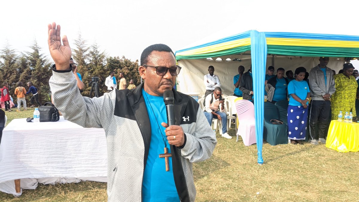 radioishingiro's tweet photo. Ku bufatanye bwa @EByumba (EAR Byumba) na Leta y’u Rwanda, Akarere ka @Gicumbi_Rwanda ku kibuga cya #Kibali ,hari kubera amarushanwa yo gusiganwa n'amaguru afite insanganyamatsiko igira iti“DUHARANIRE UBUZIMA BWIZA, DUKORA SIPORO”
✅Twirinda indwara zitandura n’indwara z’ibyorezo: Diyabete, Umuvuduko w’amaraso, Hepatite, n’izindi.
✅Twirinda ibibangamiye Abanyarwanda: Ubusinzi (ibiyobyabwenge), inda z’imburagihe mu bangavu, ruswa, n’ibindi.
✅Twitabire kugira isuku aho turi hose kandi dutangire ku gihe ubwishingizi mu kwivuza (Mutuelle de Santé).
Muri iki gikorwa baratangira imiryango itishoboye ubwisungane mu kwivuza igera kuri 50, bo muri uyu murenge wa @Byumbasector1 .
Hanabaye amasiganwa yo kwiruka n'amaguru ibirometero bitanu ( 5km ) aho barahemba abantu 10 muri buri cyiciro bagendeye ku myaka ubwo ni abantu 60.@RwandaLocalGov @RwandaNorth @RBCRwanda @gahundemaurice @NzabonimpaEmmy