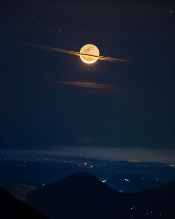 lunecrumbss's tweet photo. the moon dressed like saturn https://t.co/1BRohncj70
